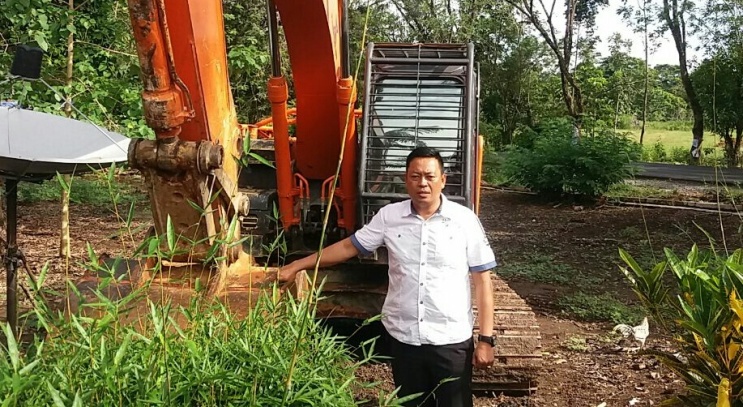 Kapolsek Pondidaha, IPDA Hasbul Jaya saat berpose bersama barang bukti (escavator, red) dari kegiatan penambangan ilegal. (Foto: Dok. Polsek Wawotobi/SULTRAKINI.COM)