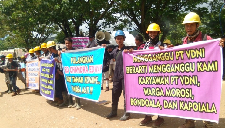 Suasana aksi demontrasi warga dan karyawan PT VDNI di Desa Pohara, Kecamatan Sampara, Kabupaten Konawe, Sultra. (Foto: Mas Jaya/SULTRAKINI.COM)