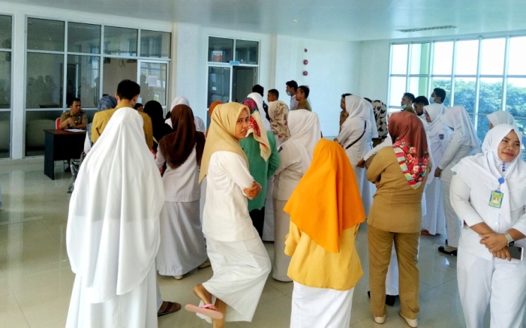 Direktur RSUD Muna, Agus Susanto saat menemui sejumlah perawat honorer dan tenaga kebersihan di salah satu ruangan RSUD Muna. (Foto: Arto Rasyid/SULTRAKINI.COM)