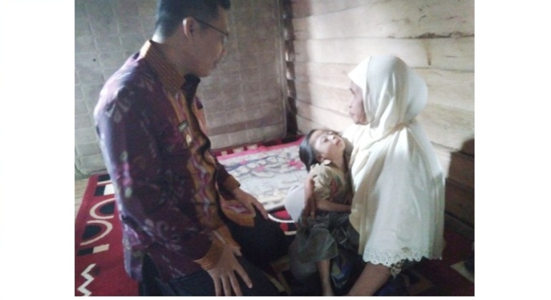 Balita gizi buruk Asrullah saat dipangku oleh ibunya Naima. (Foto : Hasrul Tamrin/SULTRAKINI.COM)