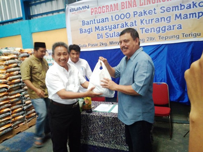 Umar Arsal saat menerima Paket Sembako dari Bulog. (Foto: Hasrul Tamrin/SULTRAKINI.COM)