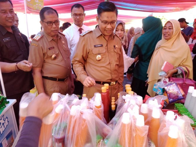Plt Walikota Kendari Sulkarnain saat memantau langsung pelaksanaa pasar murah di Kecamatan Baruga Kota Kendari (Foto : Hasrul Tamrin/SULTRAKINI.COM)