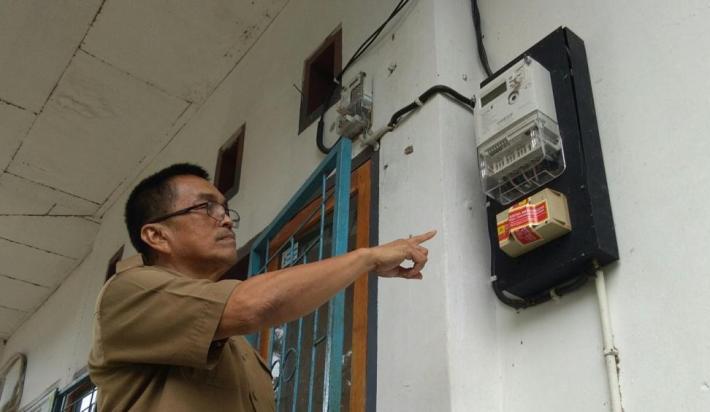 Kepala Disdukcapil Konawe, Abdul Rais Barau saat menunjukan KWH listrik di kantornya yang telah disegel PLN (foto: Mas Jaya / SULTRAKINI.COM)