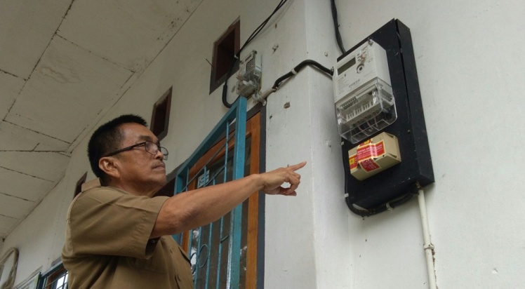 Kepala Disdukcapil, Abdul Rais Barau saat menunjukan KWH listrik yang disegel pihak PLN (foto: Mas Jaya / SULTRAKINI.COM)