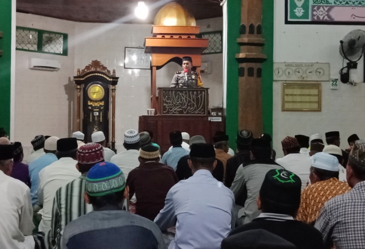 Waka Polres Muna, Kompol Yusuf Mars saat membawakan ceramah di Masjid Baitul Makmur. (Foto: Arto Rasyid/SULTRAKINI.COM)