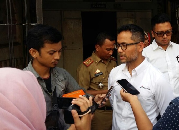 Unit Manager Comm & CSR Pertamina MOR VII Sulawesi, Roby Hervindo saat diwawancarai awak media. (Foto: Zulfikar / SULTRAKINI.COM)