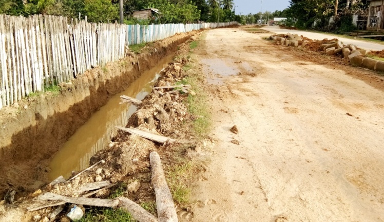 Kondisi jalan usai dilakukan galian drainase, tampak pohon pohon yang telah ditanam oleh Dinas Lingkungan Hidup Kabupaten Muna Barat tak terlihat lagi. (Foto: Akhir Sanjaya/SULTRAKINI.COM)