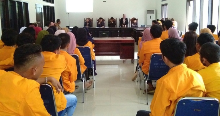 Suasana kuliah kerja lapangan mahasiswa Fakultas Hukum Universitas Halu Oleo di DPRD Konawe (foto: Mas Jaya / SULTRAKINI.COM)