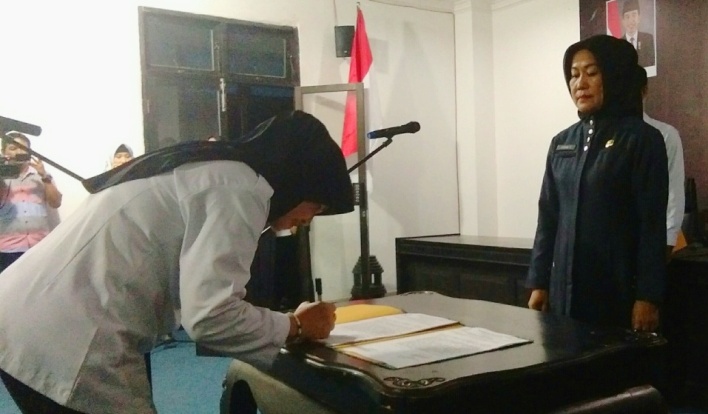 Kabag Umum Setda Konawe, Sitiana yang telah menduduki jabatan Sekretaris Dinas Ketahanan Pangan saat menandatangani berita acara pelantikan (foto: Mas Jaya / SULTRAKINI.COM)