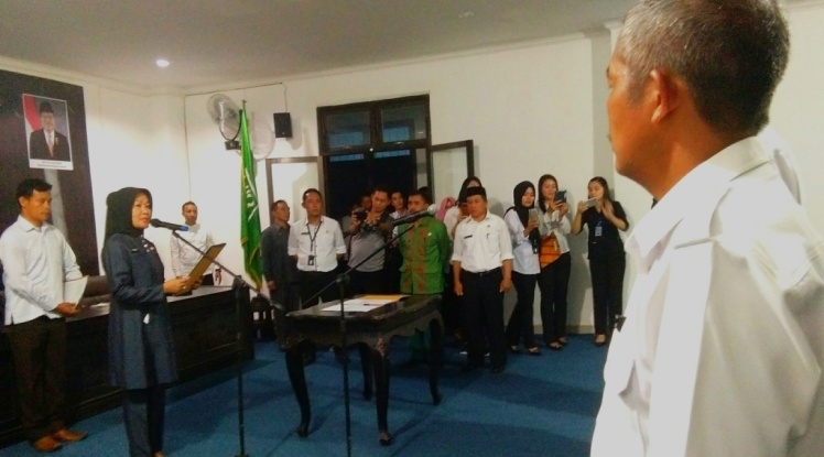 Suasana pengambilan sumpah pada pelantikan pejabat eselon III dan IV lingkup Pemda Konawe, Rabu (30/5/2018). (Foto: Mas Jaya/SULTRAKINI.COM)