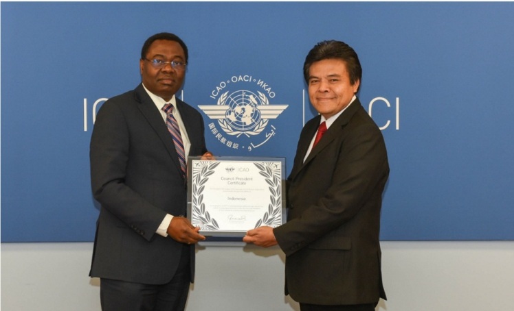 Presiden Dewan ICAO, Dr. OlumuyiwaBenardAliu (kiri), menyerahkanCouncil President Certificate kepadaDirekturJenderalPerhubungan Udara RI (kanan).(Foto Istimewa)