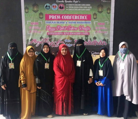 Komunitas Muslimah Hijrah Kendari dan Yayasan Sedekah Seribu Sehari. (Foto Dok/SULTRAKINI.COM)