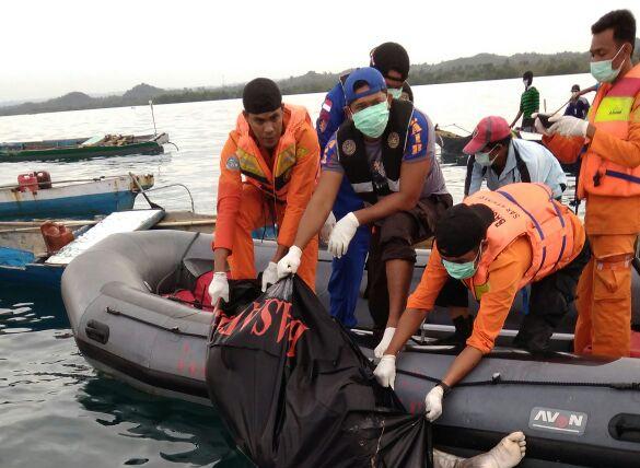 Mayat korban saat ditemukan mengapung di perairan Bone, kabupaten Muna, Minggu (20/5/2018), (Foto : Humas SAR Kendari/SULTRAKINI.COM)