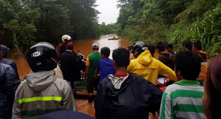 Kondisi Banjir Di jalan Trans Sulawesi Tepatnya kecamatan Langikimi menuju Wiwirano dan kab. Morowali Sulteng.(Foto: Sulham Tepamba/SULTRAKINI.COM)
