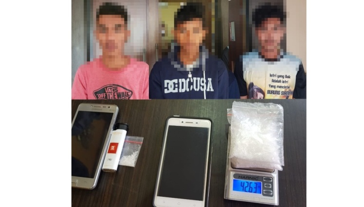 Tiga pelaku dan barabg bukti sabu saat diamankan Petugas Polsek Bondoala, Jumat (25/5/2018),( Foto : Istimewal)