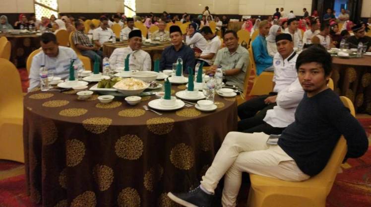 Ketua Asita dan pengurus, Ketua dan pengurus PHRI, serta Ketua DPRD Provinsi Sultra saat acara Buka Puasa Bersama, Minggu (27/5/2018). (Foto: Gugus Suryaman/SULTRAKINI.COM)