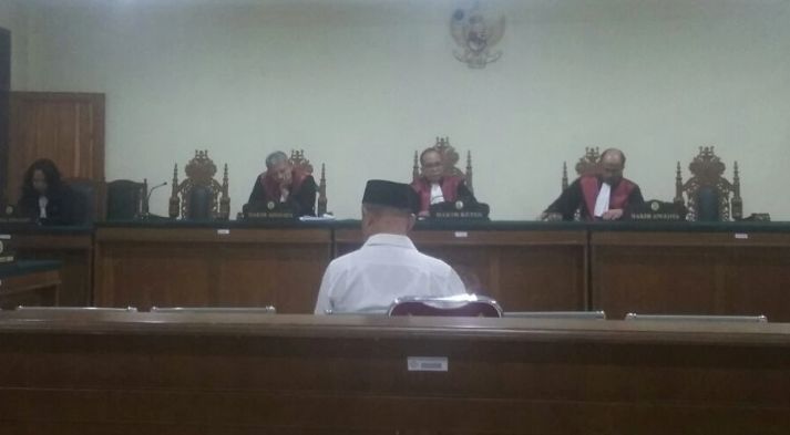 Kepala Perpustakaan dan Aset Daerah Sultra, La ongke saat putusan di pengadilan tipikor senin (28/5/2018).(Foto: Ifal Chandra/ SULTRAKINI.COM)
