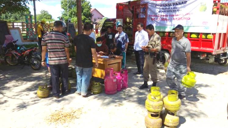 Operasi pasar elpiji yang berlangsung di halaman kantor DPRD Kabupaten Kolaka, Jumat (25/5/2018). (Foto: Zulfikar/SULTRAKINI.COM)