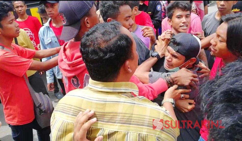 Detik-detik kericuhan massa LMND dan GMNI di depan kantor Disnakertrans Provinsi Sultra, Selasa (1/5/2018). (Foto: Wayan Sukanta/SULTRAKINI.COM)