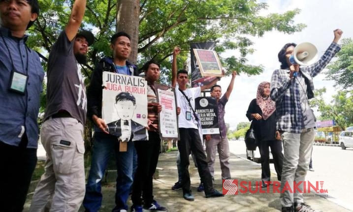 Aksi unjuk rasa sejumlah wartawan di depan taman kantor Wali Kota Kendari, Kamis (3/5/2018). (Foto: Wayan Sukanta/SULTRAKINI.COM)