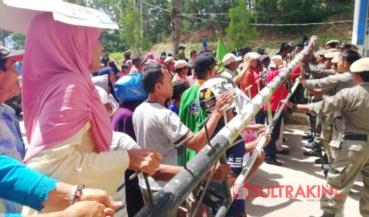 Masyarakat Eks Maluku saat bersitegang dengan personel Satpol PP di depan gerbang kantor Gubernur Sultra, Senin (7/5/2018). (Foto: Wayan Sukanta/SULTRAKINI.COM)
