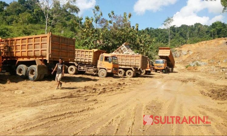 Aktivitas truk pemuat batu di Kecamatan Motui, Kabupaten Konut, Sultra. (Foto: Wayan Sukanta/SULTRAKINI.COM)