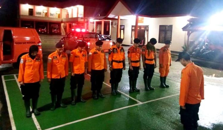 Tim Rescue SAR Kendari bersiap menuju lokasi bencana banjir Konut, pada Senin (21/5/2018) malam, (Foto: Humas SAR Kendari/SULTRAKINI.COM)