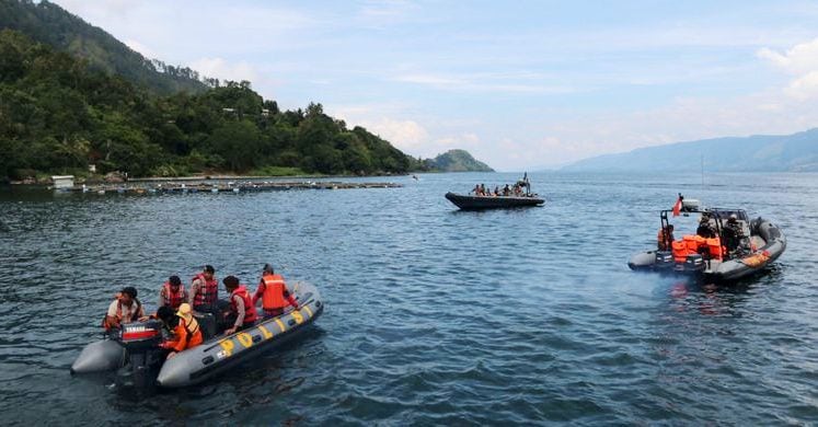 Tim SAR gabungan melakukan proses pencarian korban tenggelamnya KM Sinar Bangun di Danau Toba, Simalungun, Sumatera Utara, Kamis (21/6/2018). (Foto: Antara/Irsan Mulyadi)