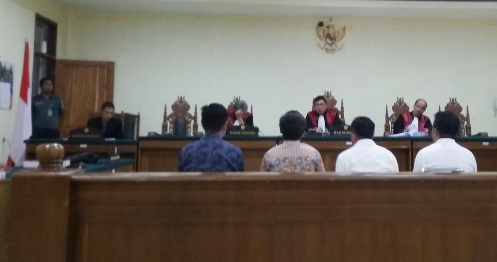 dr Sahriman (baju batik cokelat) bersama terdakwa lainnya saat menjalani sidang putusan di Pengadilan Tipikor Kendari, Kamis (28/6/2018). (Foto: Ifal Chandra/SULTRAKINI.COM).