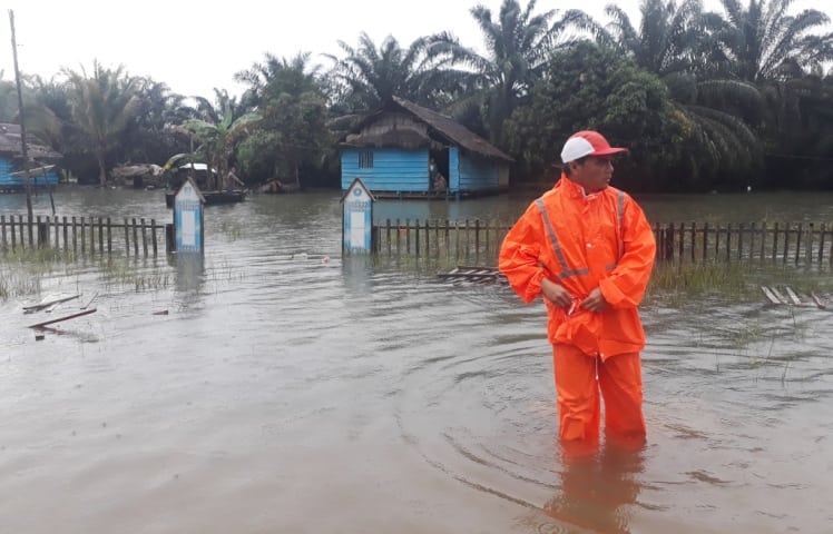Wakil Bupati Konut Raup saat memantau banjir di Desa Pusuli, Kecamatan Andowia, Konut Konut, Kamis (28/6/2018). (Foto: Sulham Tepamba/SULTRAKINI.COM)