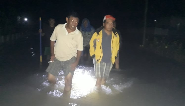 Wakil Bupati Konut pantau banjir di Desa Tapuwatu dan Desa Walalindu, Kamis (28/6/2018) malam hari. ( Foto: Sulham Tepamba/SULTRAKINI.COM)