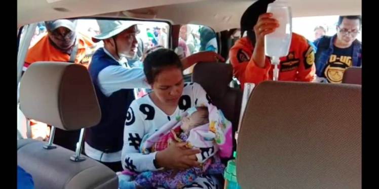Detik-detik tim SAR Kendari saat mengevakuasi seorang bayi yang sesak napas di Pelabuhan Nusantara Kendari, Selasa (12/6/2018). (Foto: Humas SAR Kendari/SULTRAKINI.COM)