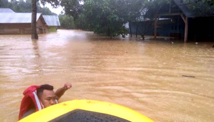 Banjir di dalam Lorong Wanggu, Kelurahan Lepo-lepo, Kecamatan Baruga, Kota Kendari, Senin (25/6/2018). (Foto: Sarini Ido/SULTRAKINI.COM)