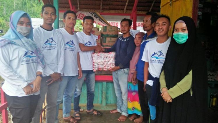 Komunitas Rumah Peduli Sulawesi Tenggara dalam aktivitasnya menyalurkan bantuan ke korban banjir di Konawe Utara tahap II. (Foto: Dok.Komunitas Rumah Peduli Sulawesi Tenggara)