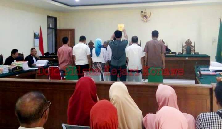 Lima saksi saat persidangan dugaan korupsi penyalahgunaan dana di Satpol PP Konawe. (Foto: Dok.Kejari Konawe)
