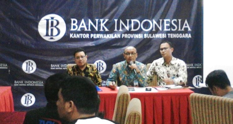 Kepala Kantor Perwakilan Bank Indonesia Sultra, Minot Purwahono (baju biru), Jumat (8/5/2018). (Foto: Rifin/SULTRAKINI.COM)
