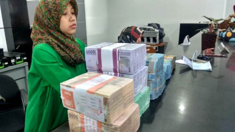 Penyediaan penukaran uang tunai pecahan kecil di BRI cabang Kolaka. (Foto: Zulfikar/SULTRAKINI.COM)