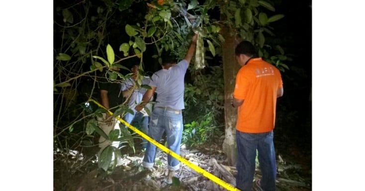 Anggota Polres Muna saat melakukan olah TKP, pasca korban ditemukan tergantung di pohon nangka, Sabtu (9/6/2018). (Foto: Dok.SULTRAKINI.COM)