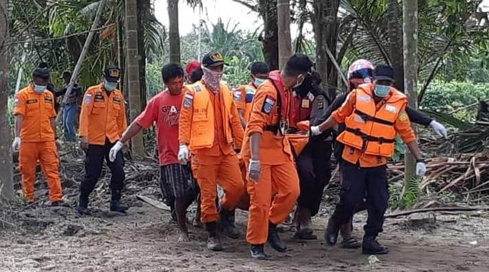Jasad korban saat dievakuasi tim rescue Basarnas Kendari, Senin (11/6/2018), (Foto : HUMAS SAR KENDARI/SULTRAKINI.COM)