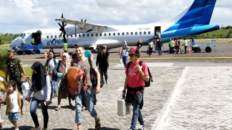 Penumpang di Bandara Matahora Wakatobi, Sulawesi Tenggara. (Foto: Amran Mustar Ode/SULTRAKINI.COM)