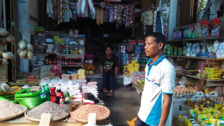 Salah seorang pedagang di Pasar Kaloko, La Udu, Kamis (7/6/2018) (Foto: La Ode Ali/SULTRAKINI.COM)
