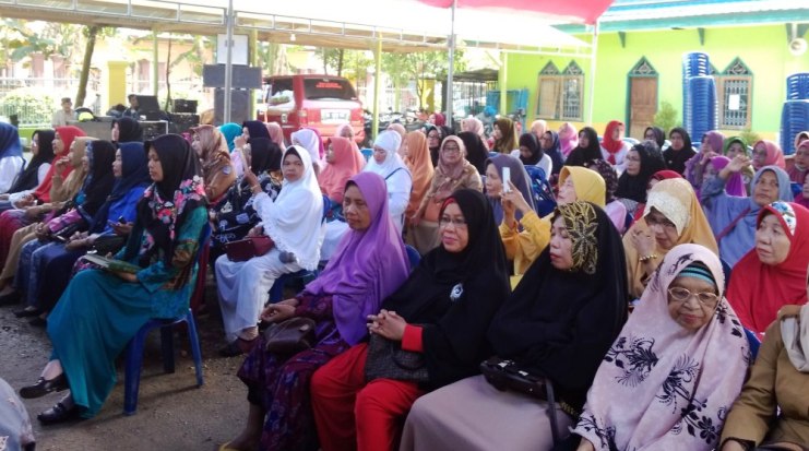 Calon jamaah haji wanita asal Kota Kendari saat mengikuti bimbingan manasik haji di kantor Kementerian Agama Kota Kendari, Senin (4/6/2018). (Foto: Hasrul Tamrin/SULTRAKINI.COM)