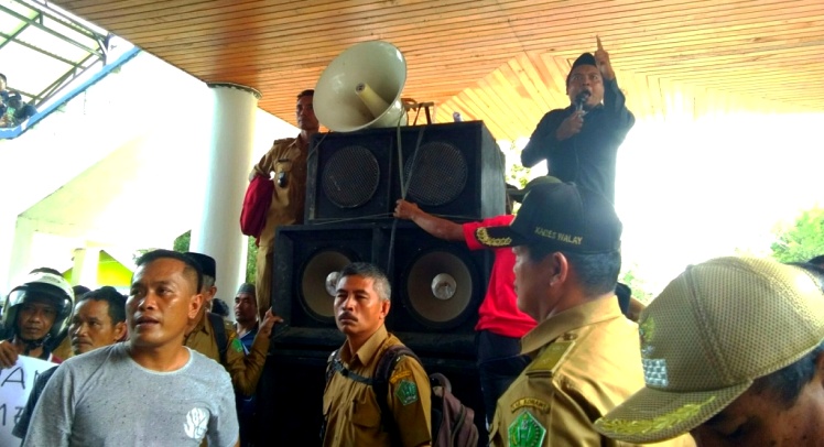 Aksi unjuk rasa kepala desa dan aparatnya di kantor BPKAD Konawe, Senin (4/6/2018). (Foto: Mas Jaya/SULTRAKINI.COM)