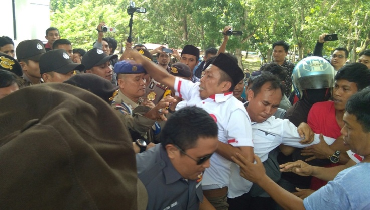 Massa Konsorsium Lembaga Pemerhati Konawe saat bentrok dengan aparat kepolisian (foto: Mas Jaya / SULTRAKINI.COM)