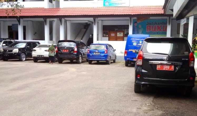 Sejumlah kendaraan dinas terparkir di halaman Kkntor Wali Kota Kendari. (Foto: Hasrul Tamrin/SULTRAKINI.COM)