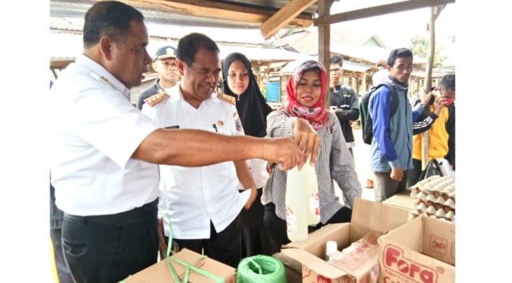 Wakil Bupati Muna Barat, Achmad Lamani bersama Sekretaris Daerah LM. Husen Tali di lokasi pasar murah. (Foto: Akhir Sanjaya/SULTRAKINI.COM)