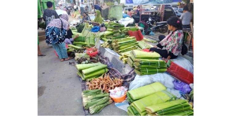 Penjual daun pisang yang memadati pinggir Jalan Lasandara atau di jalur menuju Pasar Mandonga, Selasa (12/6/2018). (Foto: Hasrul Tamrin/SULTRAKINI.COM)