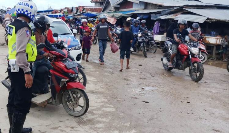 Kondisi jalur lalu lintas di Pasar Sentral Laino, Kabupaten Muna, Selasa (12/6/2018). (Foto: Arto Rasyid/SULTRAKINI.COM)