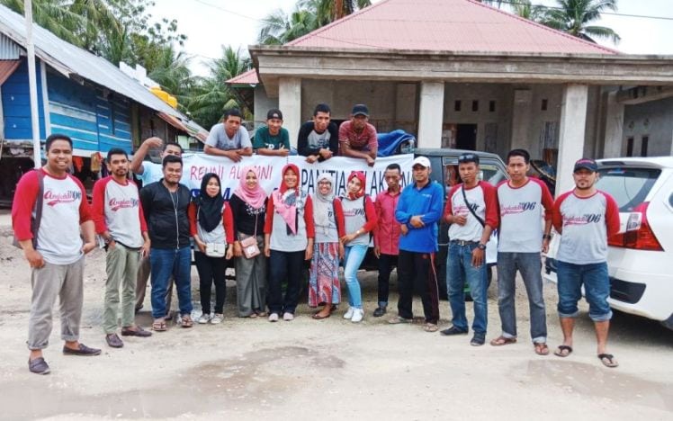 Foto bersama Alumni 06 SMA Negeri 1 Mawasangka saat berangkat membagikan sembako di sejumlah desa/kelurahan di Kecamatan Mawasangka, Kamis (14/6/2018). (Foto: Ali Tidar/SULTRAKINI.COM)