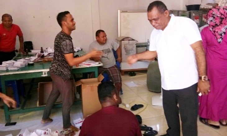 Anggota KPU Sulawesi Tenggara Divisi SDM dan Parmas Al Munardin saat melakukan pengecekan surat suara di Kabupaten Muna, Sabtu (16/6/2018). (Foto: Akhir Sanjaya/SULTRAKINI.COM)
